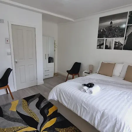 Feriehus Modern 3 Bedroom House, 3 Bathroom, Secure Parking, Wi-fi & Garden *