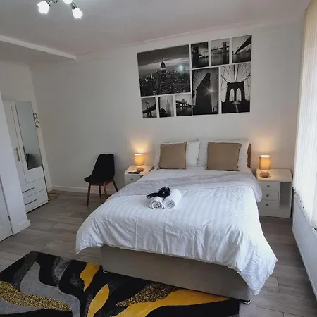Modern 3 Bedroom House, 3 Bathroom, Secure Parking, Wi-fi & Garden * Leeds (West Yorkshire)