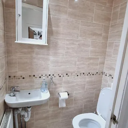 Modern 3 Bedroom House, 3 Bathroom, Secure Parking, Wi-fi & Garden Holiday home Leeds (West Yorkshire)