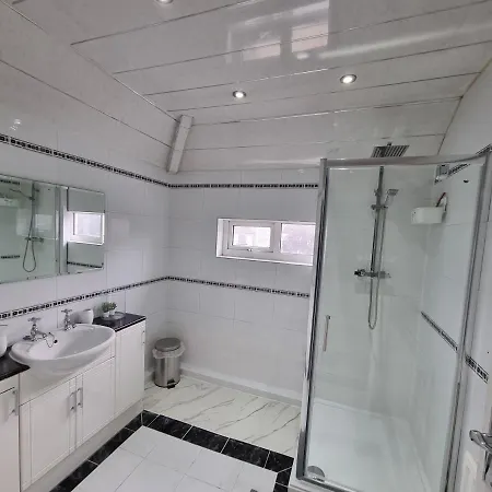 Modern 3 Bedroom House, 3 Bathroom, Secure Parking, Wi-fi & Garden *