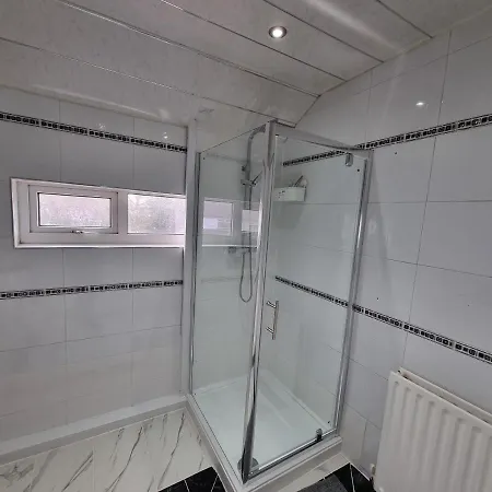 Modern 3 Bedroom House, 3 Bathroom, Secure Parking, Wi-fi & Garden *