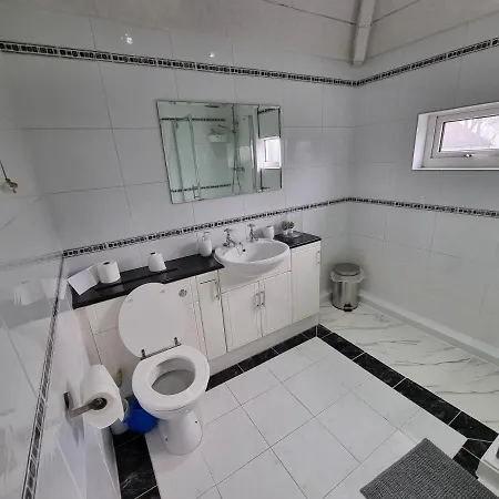 Modern 3 Bedroom House, 3 Bathroom, Secure Parking, Wi-fi & Garden * Leeds (West Yorkshire)
