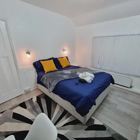 Modern 3 Bedroom House, 3 Bathroom, Secure Parking, Wi-fi & Garden Holiday home *