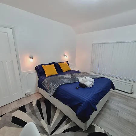 Modern 3 Bedroom House, 3 Bathroom, Secure Parking, Wi-fi & Garden Feriehus