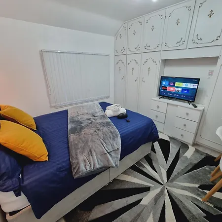 Modern 3 Bedroom House, 3 Bathroom, Secure Parking, Wi-fi & Garden Feriehus Leeds (West Yorkshire)
