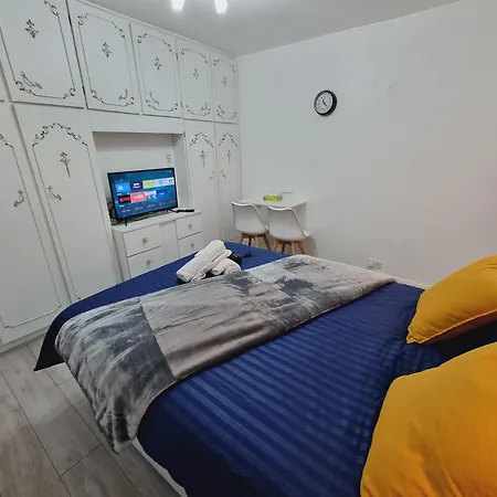 Modern 3 Bedroom House, 3 Bathroom, Secure Parking, Wi-fi & Garden *