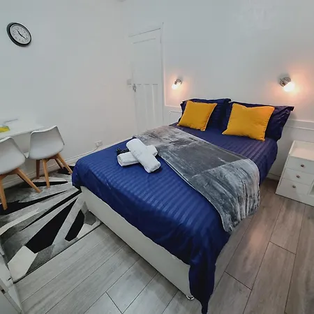 Modern 3 Bedroom House, 3 Bathroom, Secure Parking, Wi-fi & Garden Holiday home Leeds (West Yorkshire)