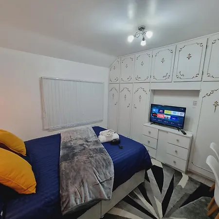 Modern 3 Bedroom House, 3 Bathroom, Secure Parking, Wi-fi & Garden Vakantiehuis *