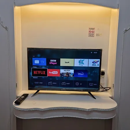 Modern 3 Bedroom House, 3 Bathroom, Secure Parking, Wi-fi & Garden