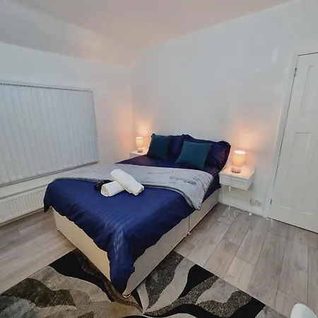 Modern 3 Bedroom House, 3 Bathroom, Secure Parking, Wi-fi & Garden Holiday home