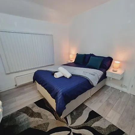 Modern 3 Bedroom House, 3 Bathroom, Secure Parking, Wi-fi & Garden Holiday home