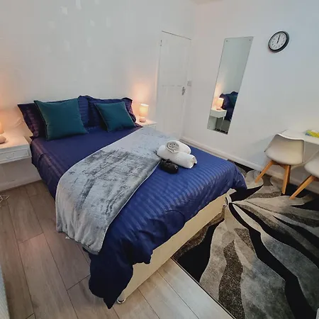 Modern 3 Bedroom House, 3 Bathroom, Secure Parking, Wi-fi & Garden