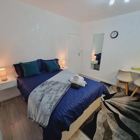 Modern 3 Bedroom House, 3 Bathroom, Secure Parking, Wi-fi & Garden Лідс