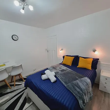 Vakantiehuis Modern 3 Bedroom House, 3 Bathroom, Secure Parking, Wi-fi & Garden Leeds (West Yorkshire)
