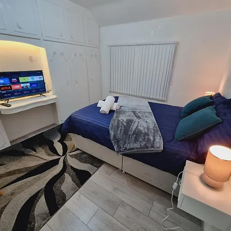 Modern 3 Bedroom House, 3 Bathroom, Secure Parking, Wi-fi & Garden