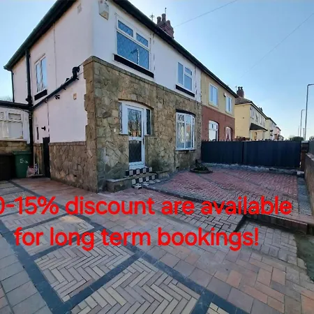 Modern 3 Bedroom House, 3 Bathroom, Secure Parking, Wi-fi & Garden Holiday home