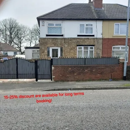 Holiday home Modern 3 Bedroom House, 3 Bathroom, Secure Parking, Wi-fi & Garden *