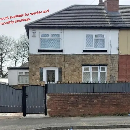 Modern 3 Bedroom House, 3 Bathroom, Secure Parking, Wi-fi & Garden Holiday home