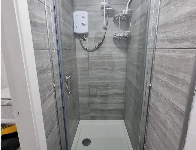 Modern 3 Bedroom House, 3 Bathroom, Secure Parking, Wi-fi & Garden Будинок відпочинку Лідс