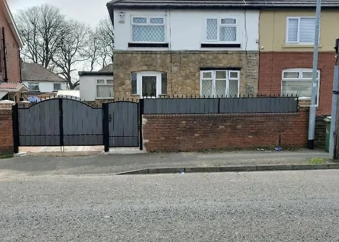 Modern 3 Bedroom House, 3 Bathroom, Secure Parking, Wi-fi & Garden Leeds (West Yorkshire)