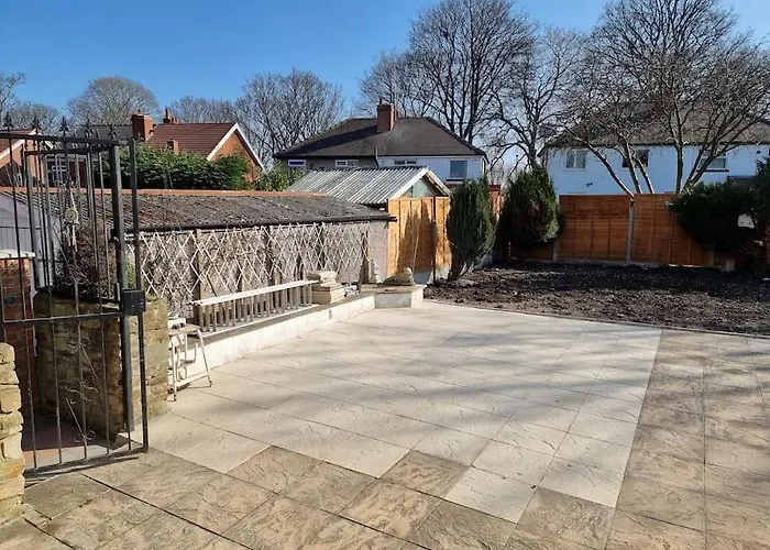 Modern 3 Bedroom House, 3 Bathroom, Secure Parking, Wi-fi & Garden Vakantiehuis