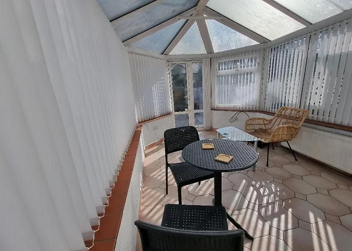 Vakantiehuis Modern 3 Bedroom House, 3 Bathroom, Secure Parking, Wi-fi & Garden Leeds (West Yorkshire)