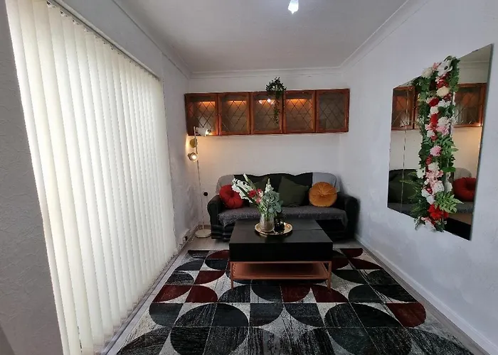 Modern 3 Bedroom House, 3 Bathroom, Secure Parking, Wi-fi & Garden Будинок відпочинку Лідс