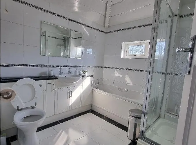 Vakantiehuis Modern 3 Bedroom House, 3 Bathroom, Secure Parking, Wi-fi & Garden *