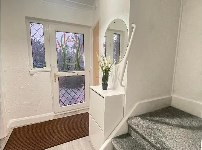 Modern 3 Bedroom House, 3 Bathroom, Secure Parking, Wi-fi & Garden Vakantiehuis *