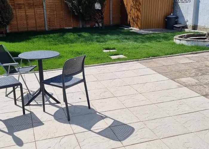 Vakantiehuis Modern 3 Bedroom House, 3 Bathroom, Secure Parking, Wi-fi & Garden