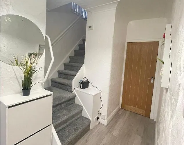 Будинок відпочинку Modern 3 Bedroom House, 3 Bathroom, Secure Parking, Wi-fi & Garden