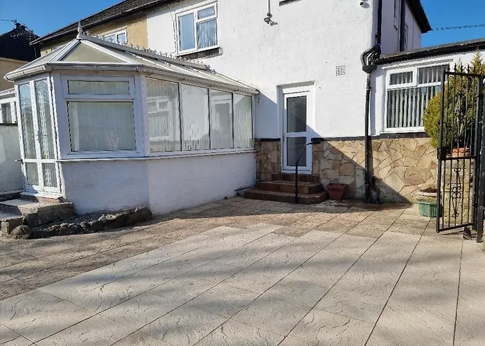 Modern 3 Bedroom House, 3 Bathroom, Secure Parking, Wi-fi & Garden Будинок відпочинку Лідс