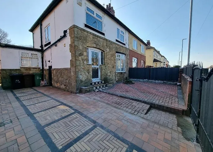 Modern 3 Bedroom House, 3 Bathroom, Secure Parking, Wi-fi & Garden *