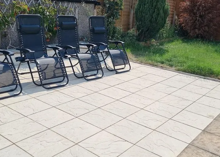 Modern 3 Bedroom House, 3 Bathroom, Secure Parking, Wi-fi & Garden Vakantiehuis Leeds (West Yorkshire)