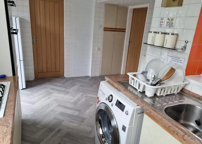 Будинок відпочинку Modern 3 Bedroom House, 3 Bathroom, Secure Parking, Wi-fi & Garden Лідс