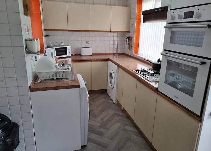 Modern 3 Bedroom House, 3 Bathroom, Secure Parking, Wi-fi & Garden Будинок відпочинку