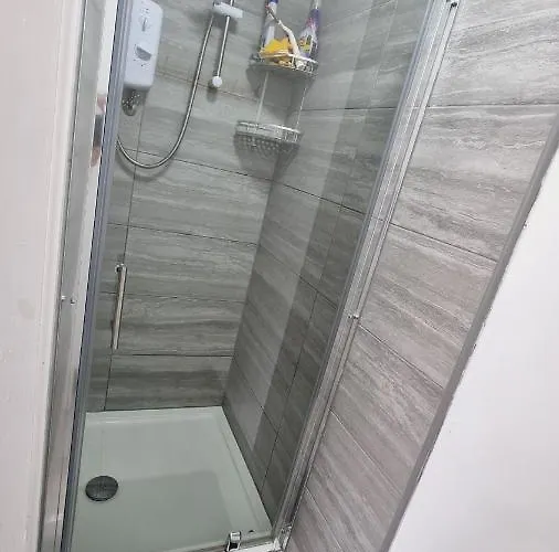 Modern 3 Bedroom House, 3 Bathroom, Secure Parking, Wi-fi & Garden Лідс