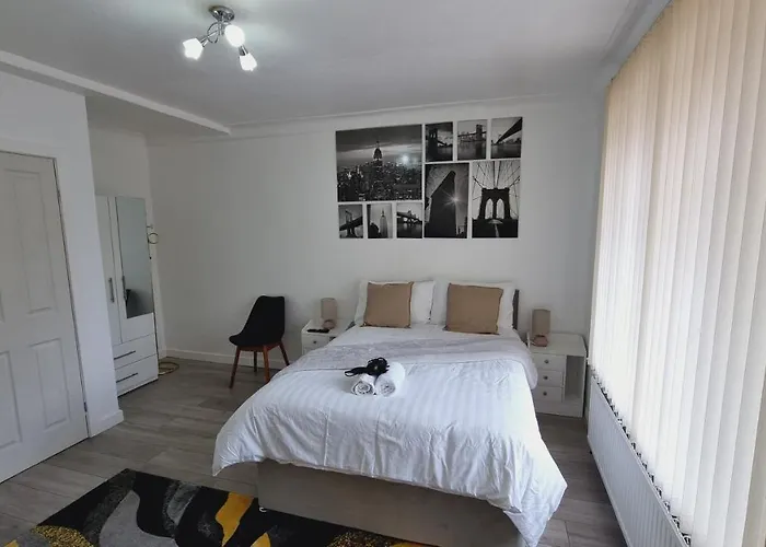 Modern 3 Bedroom House, 3 Bathroom, Secure Parking, Wi-fi & Garden Vakantiehuis Leeds (West Yorkshire)