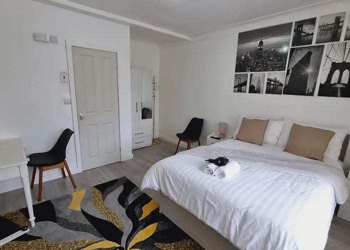 Будинок відпочинку Modern 3 Bedroom House, 3 Bathroom, Secure Parking, Wi-fi & Garden *