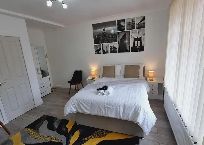 Modern 3 Bedroom House, 3 Bathroom, Secure Parking, Wi-fi & Garden * Leeds (West Yorkshire)