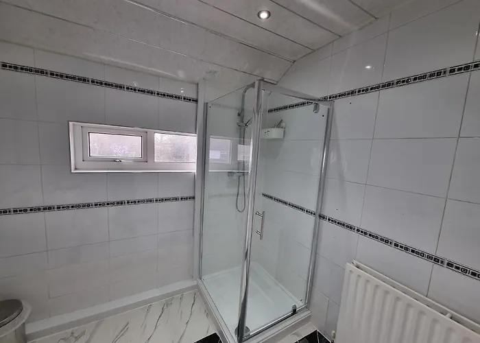 Modern 3 Bedroom House, 3 Bathroom, Secure Parking, Wi-fi & Garden *