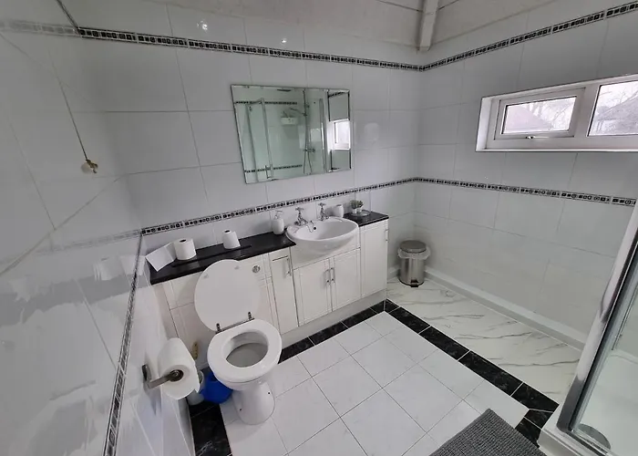 Modern 3 Bedroom House, 3 Bathroom, Secure Parking, Wi-fi & Garden * Leeds (West Yorkshire)