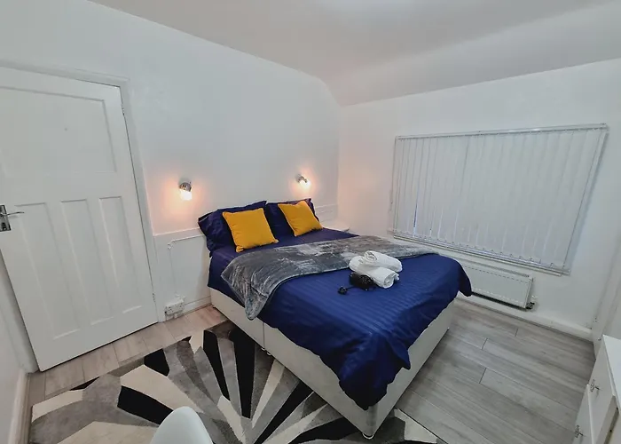 Modern 3 Bedroom House, 3 Bathroom, Secure Parking, Wi-fi & Garden Vakantiehuis