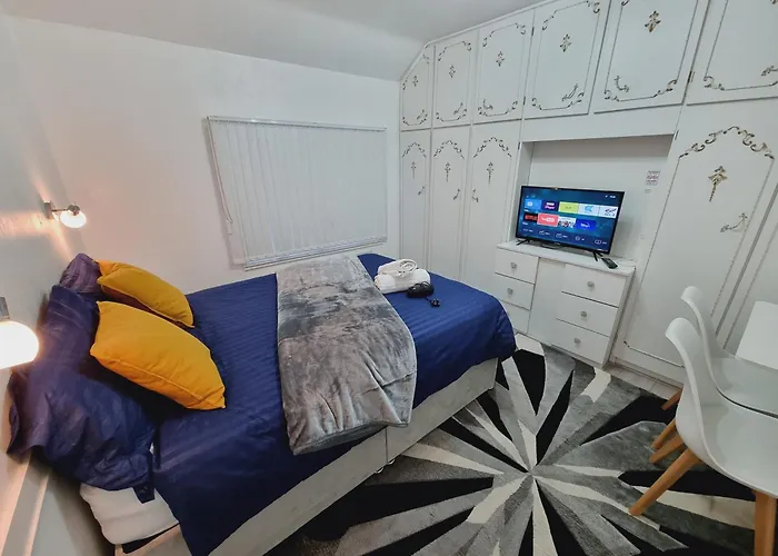 Modern 3 Bedroom House, 3 Bathroom, Secure Parking, Wi-fi & Garden Будинок відпочинку Лідс
