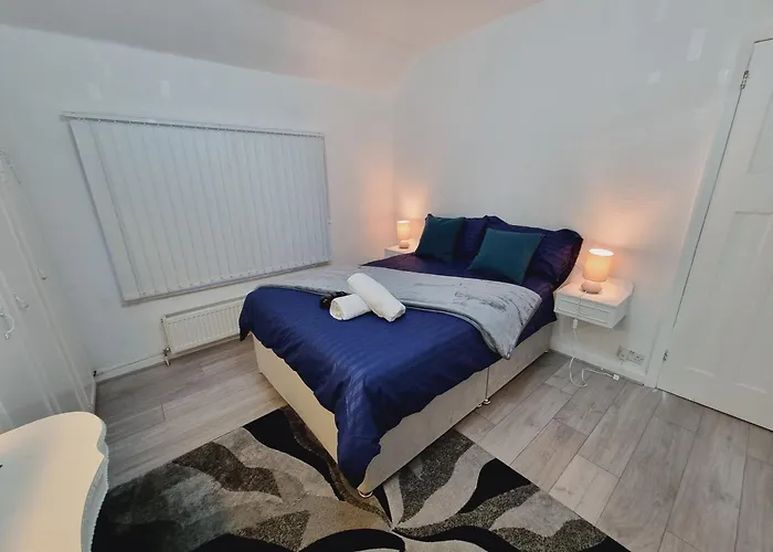 Modern 3 Bedroom House, 3 Bathroom, Secure Parking, Wi-fi & Garden Vakantiehuis