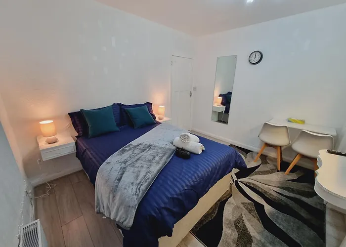 Modern 3 Bedroom House, 3 Bathroom, Secure Parking, Wi-fi & Garden Лідс