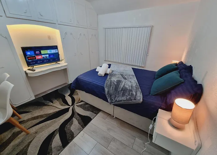 Modern 3 Bedroom House, 3 Bathroom, Secure Parking, Wi-fi & Garden