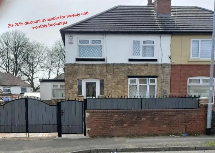 Modern 3 Bedroom House, 3 Bathroom, Secure Parking, Wi-fi & Garden Будинок відпочинку