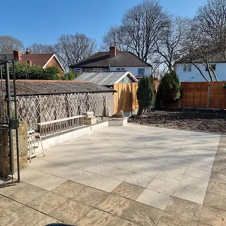 Modern 3 Bedroom House, 3 Bathroom, Secure Parking, Wi-fi & Garden Hébergement de vacances