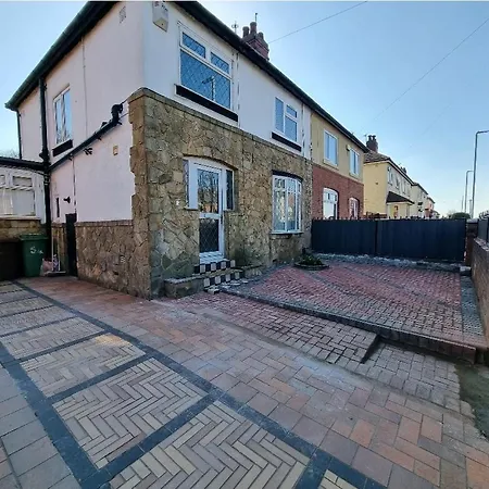 Modern 3 Bedroom House, 3 Bathroom, Secure Parking, Wi-fi & Garden *